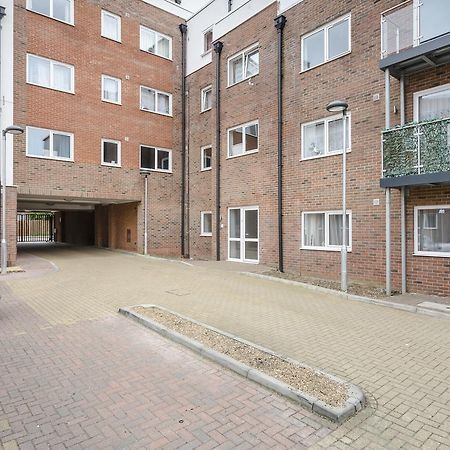 1 Bed Apt Sleeps 4 Luton  Eksteriør billede