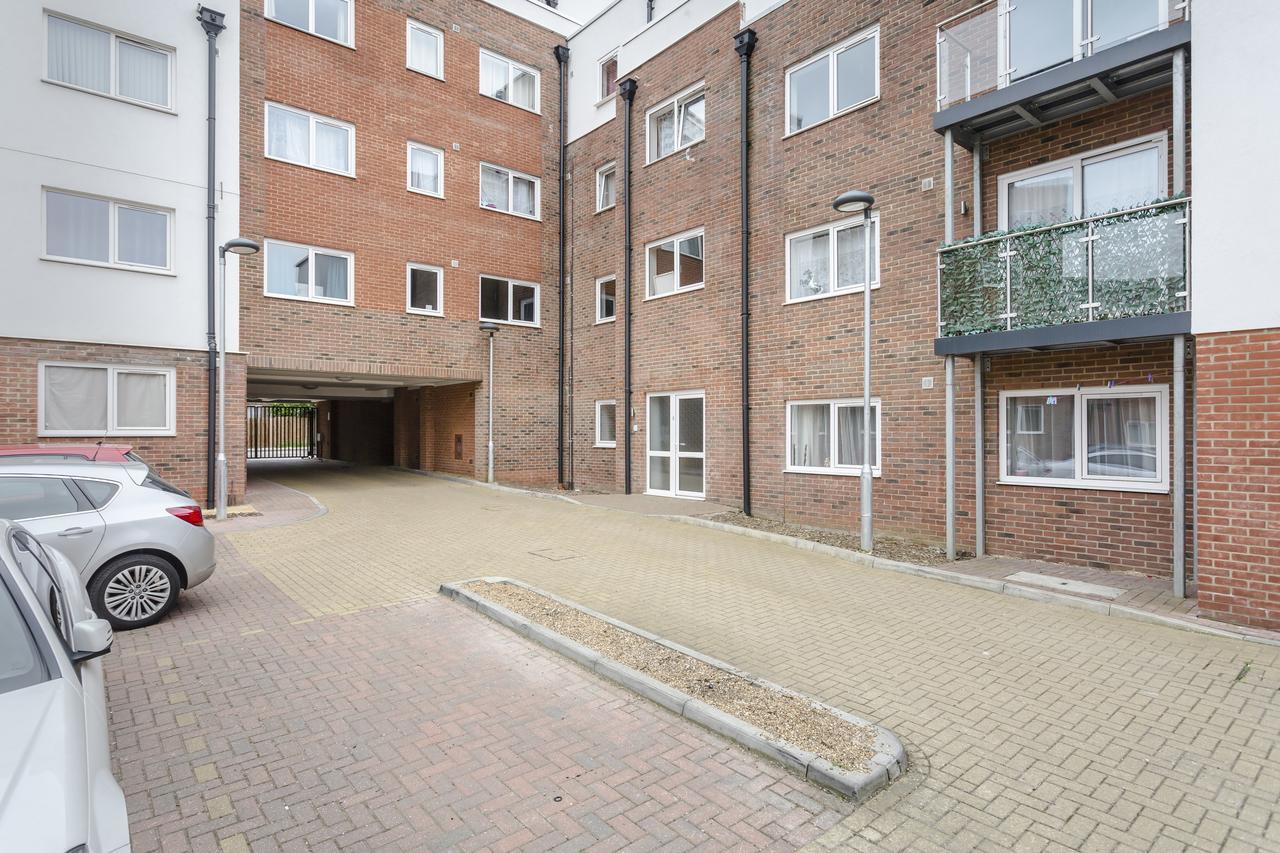 1 Bed Apt Sleeps 4 Luton  Eksteriør billede