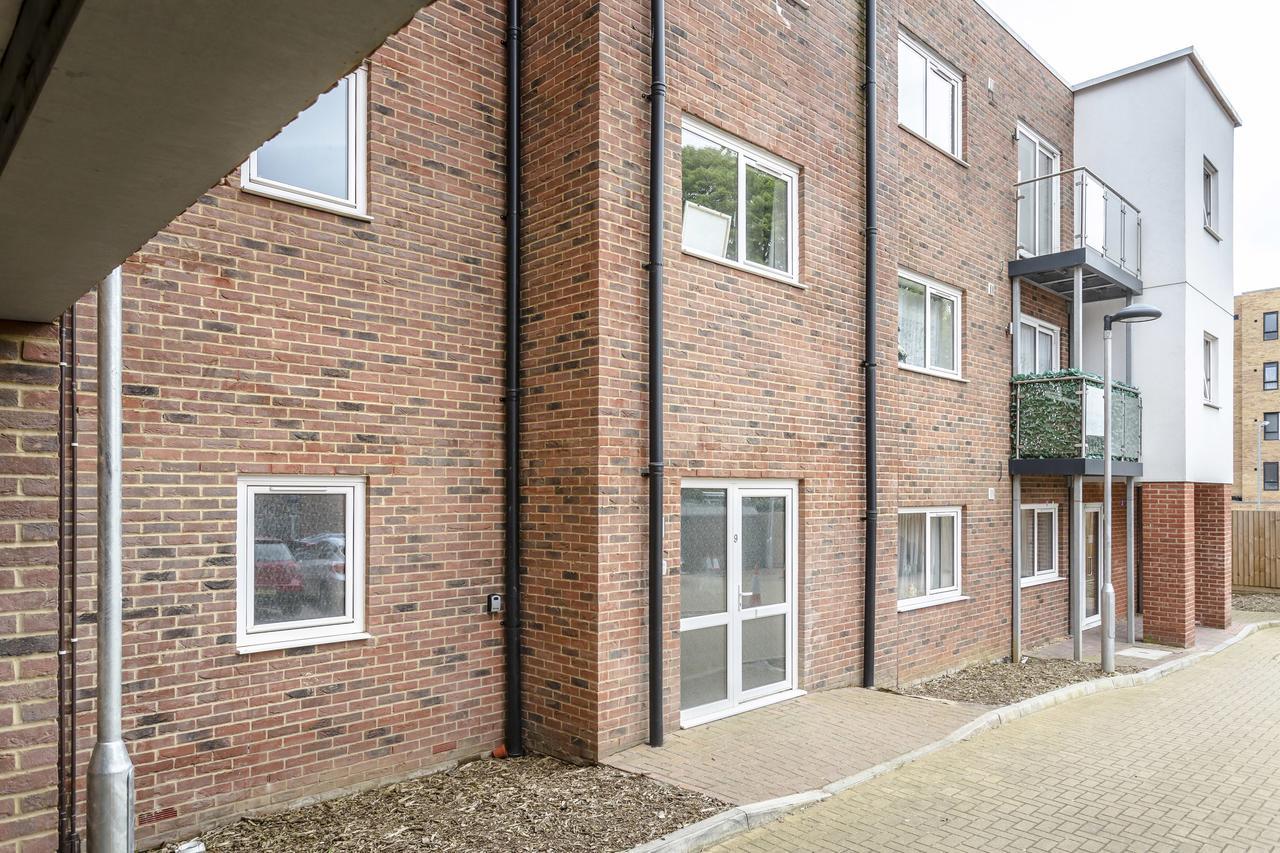 1 Bed Apt Sleeps 4 Luton  Eksteriør billede